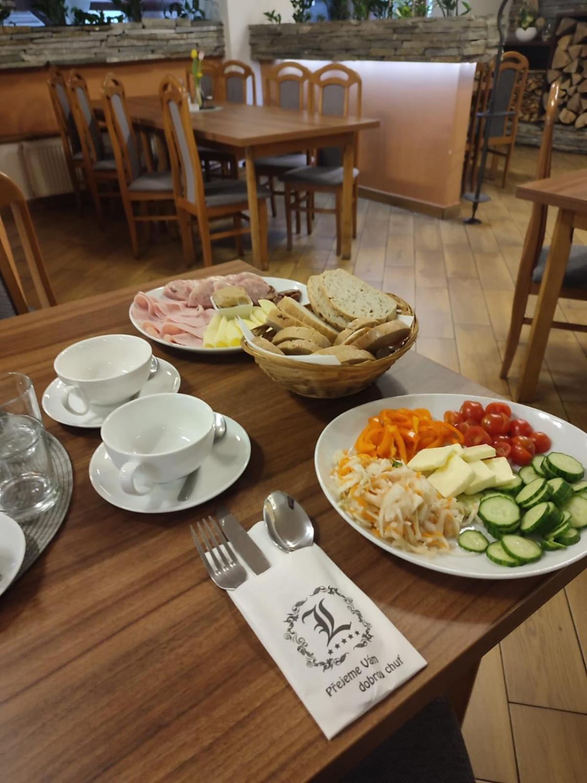 Restaurace A Penzion Lutena Dolni Lutyne エクステリア 写真