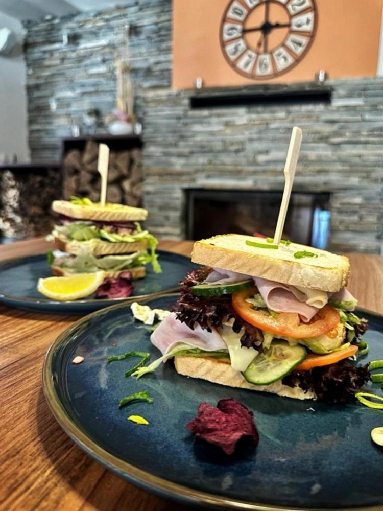 Restaurace A Penzion Lutena Dolni Lutyne エクステリア 写真