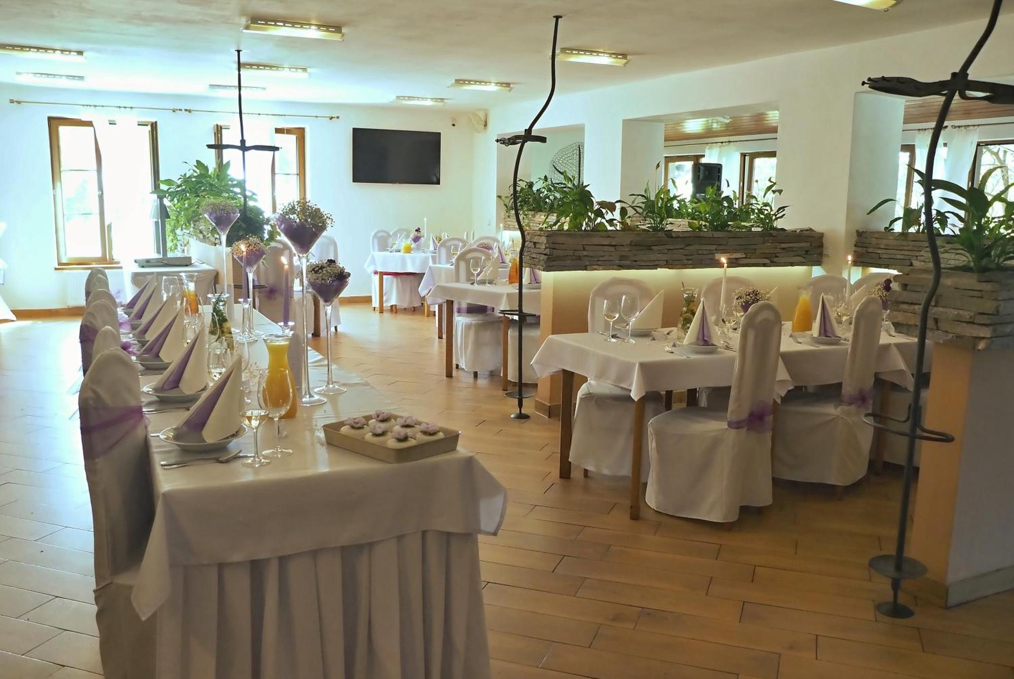 Restaurace A Penzion Lutena Dolni Lutyne エクステリア 写真