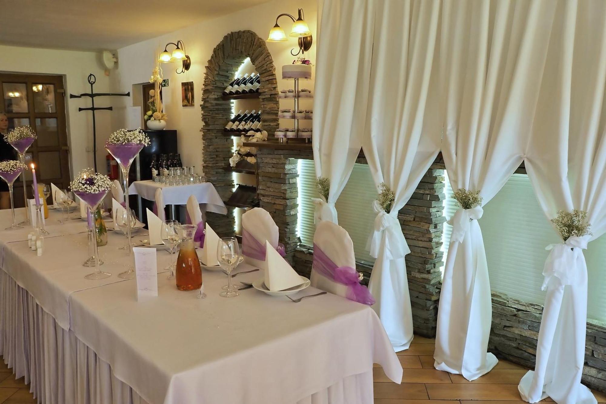 Restaurace A Penzion Lutena Dolni Lutyne エクステリア 写真